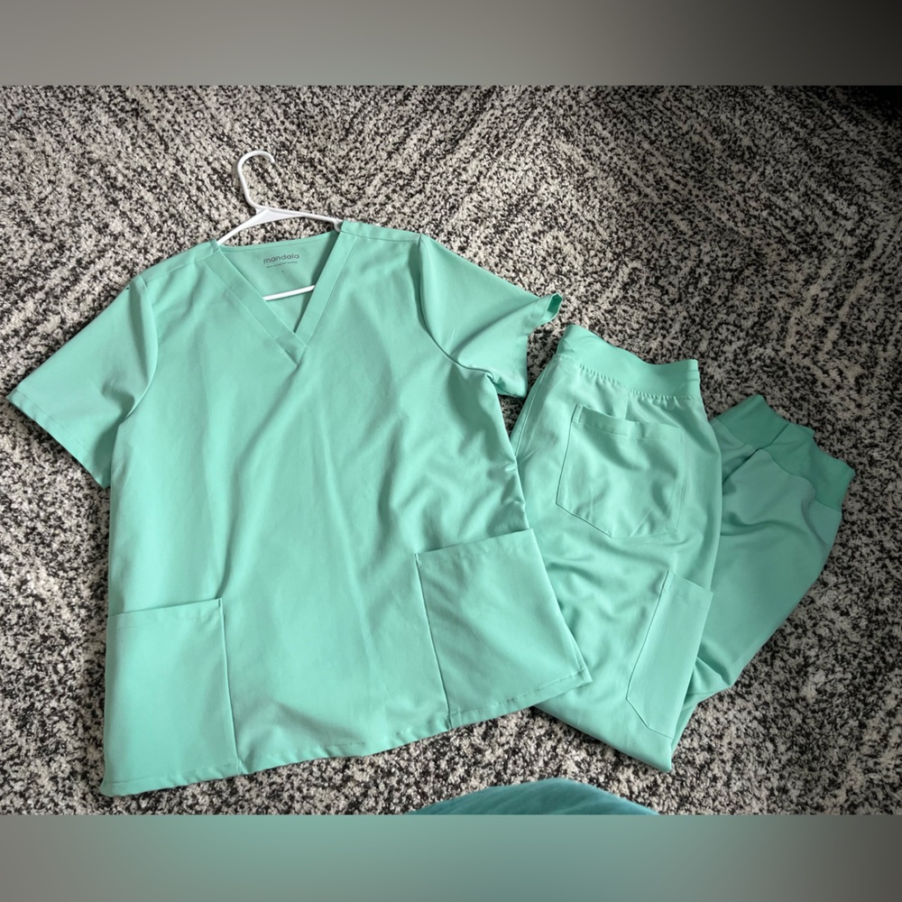 Woman’s Mandala Scrub Set-Mint